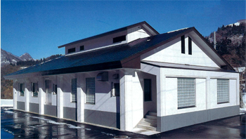 雨中地区処理施設の建物外観の写真