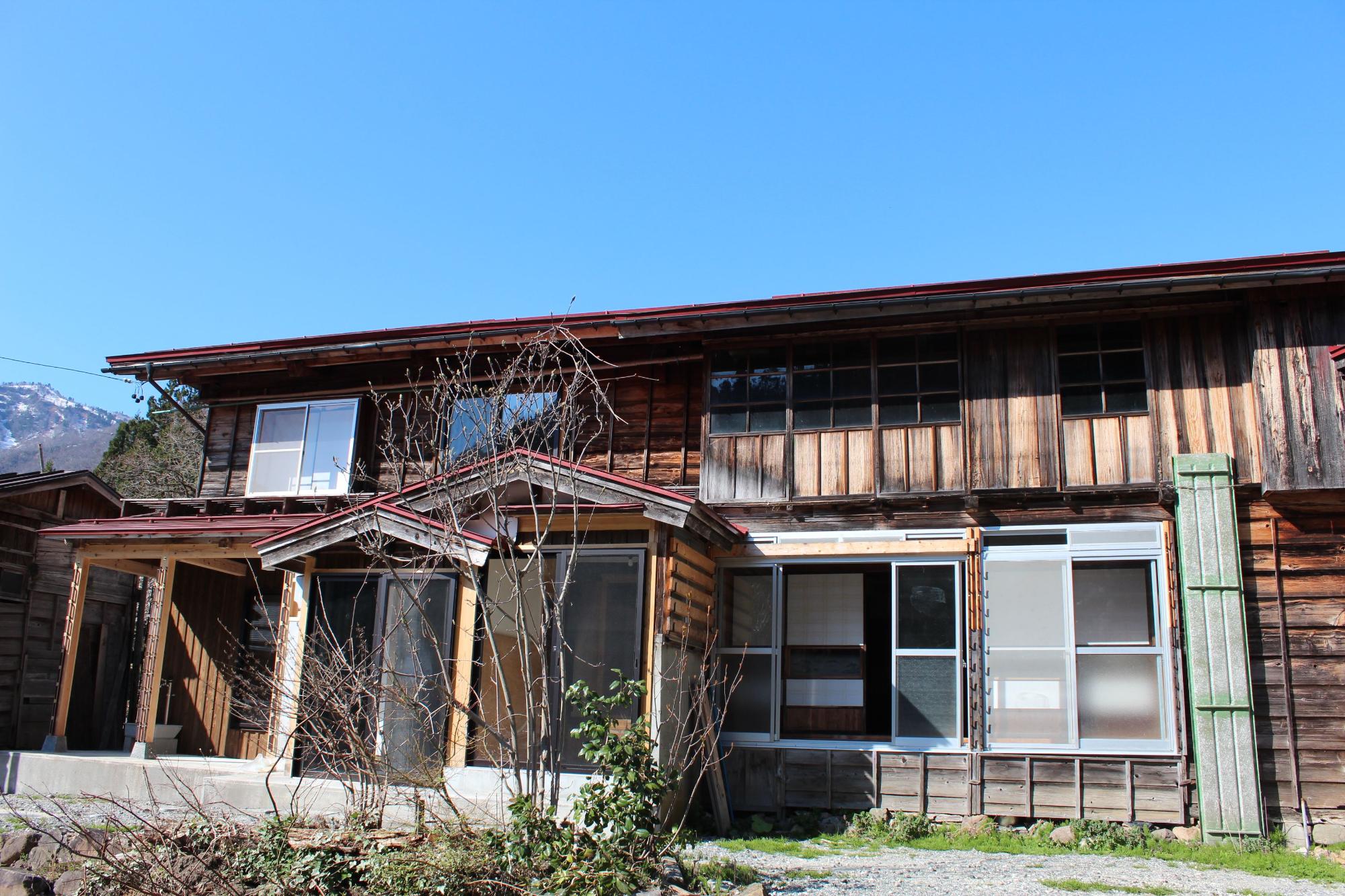 木造2階建ての建物の外観写真