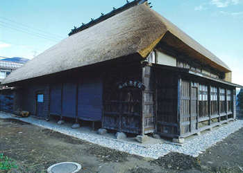 旧千國家住宅の建物外観の写真。屋根は茅葺きになっている。