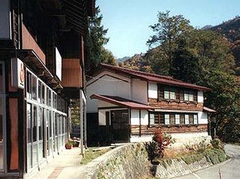 2階建ての山田旅館新土蔵の外観の写真