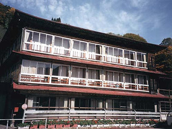 山田旅館新館の3階建木造客室棟の写真