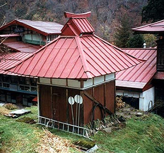 方一間半程度の大きさの山田旅館薬師堂の外観の写真