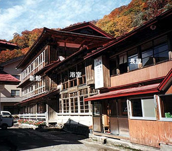 2階建の山田旅館の浴室の写真。浴室の奥には山田旅館新館がある。