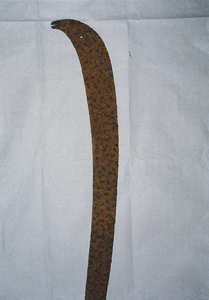 長さ59センチメートルの蛇型をした古代薙鎌の写真