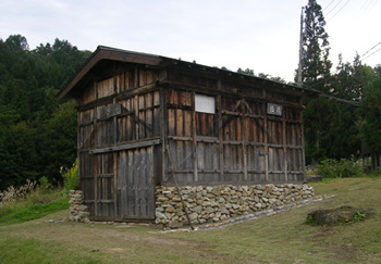 千国街道に唯一残る塩倉の建物外観の写真