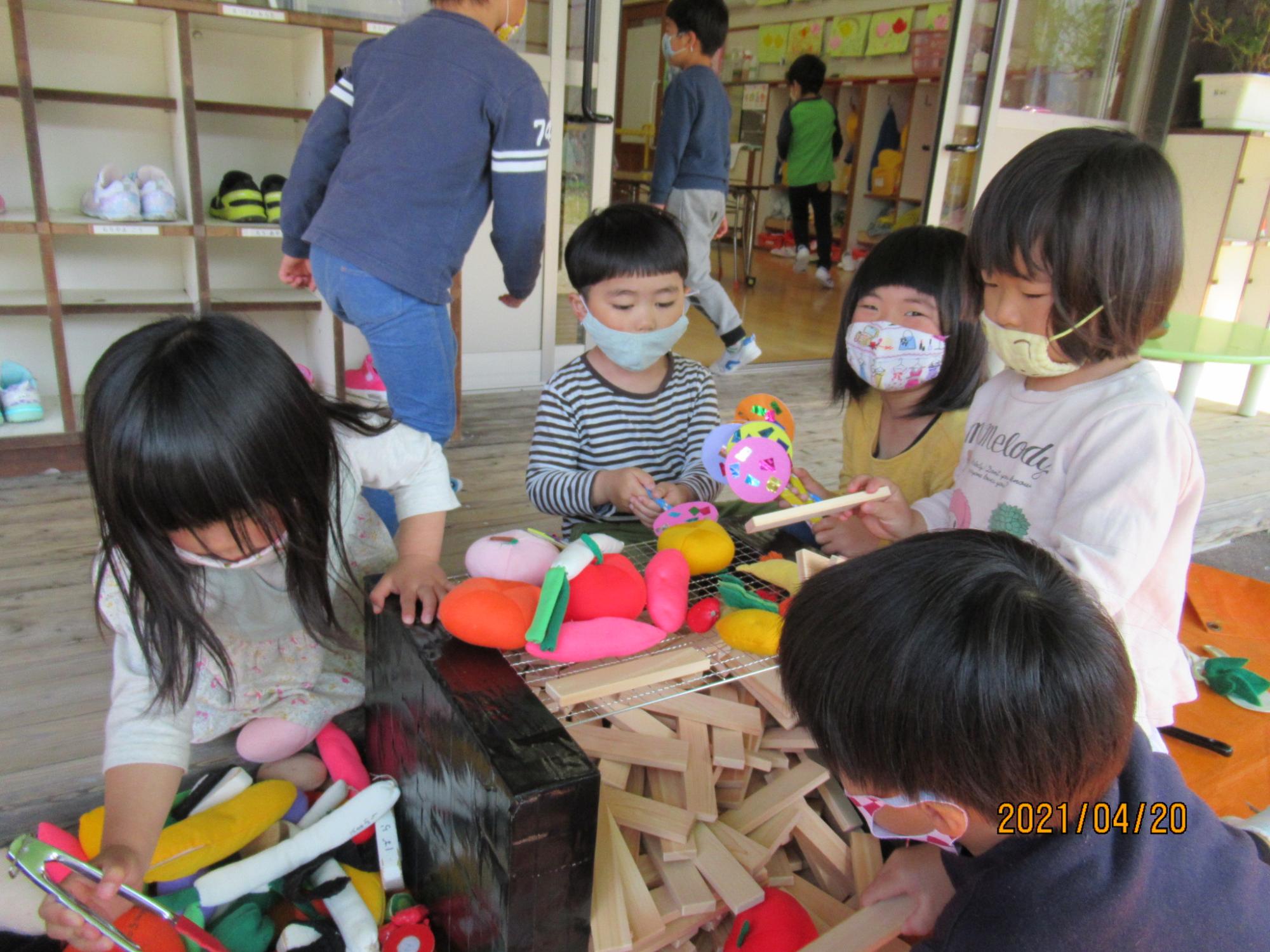 玩具を選んでいる園児達の写真