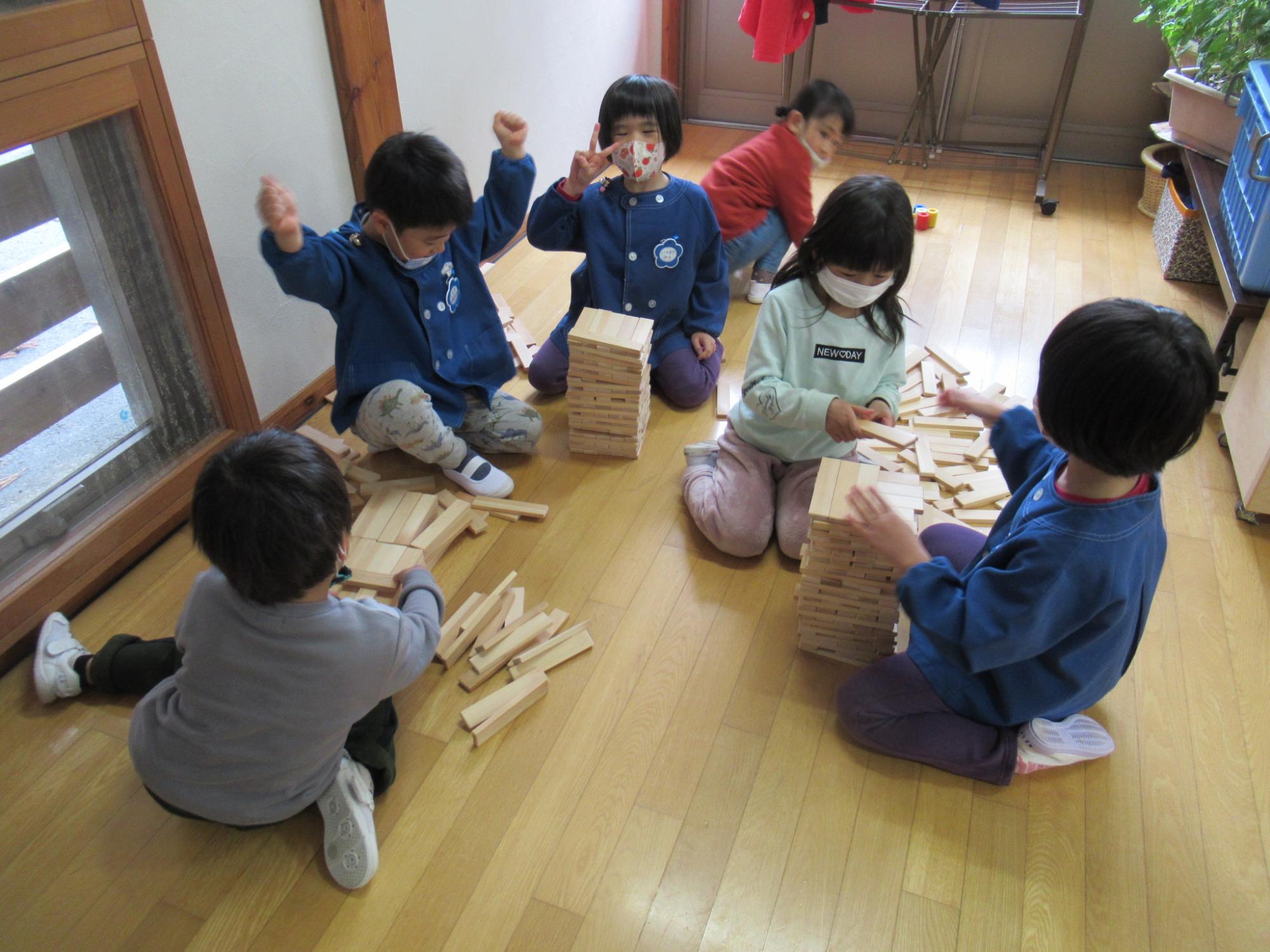 積み木で遊ぶ園児達の写真