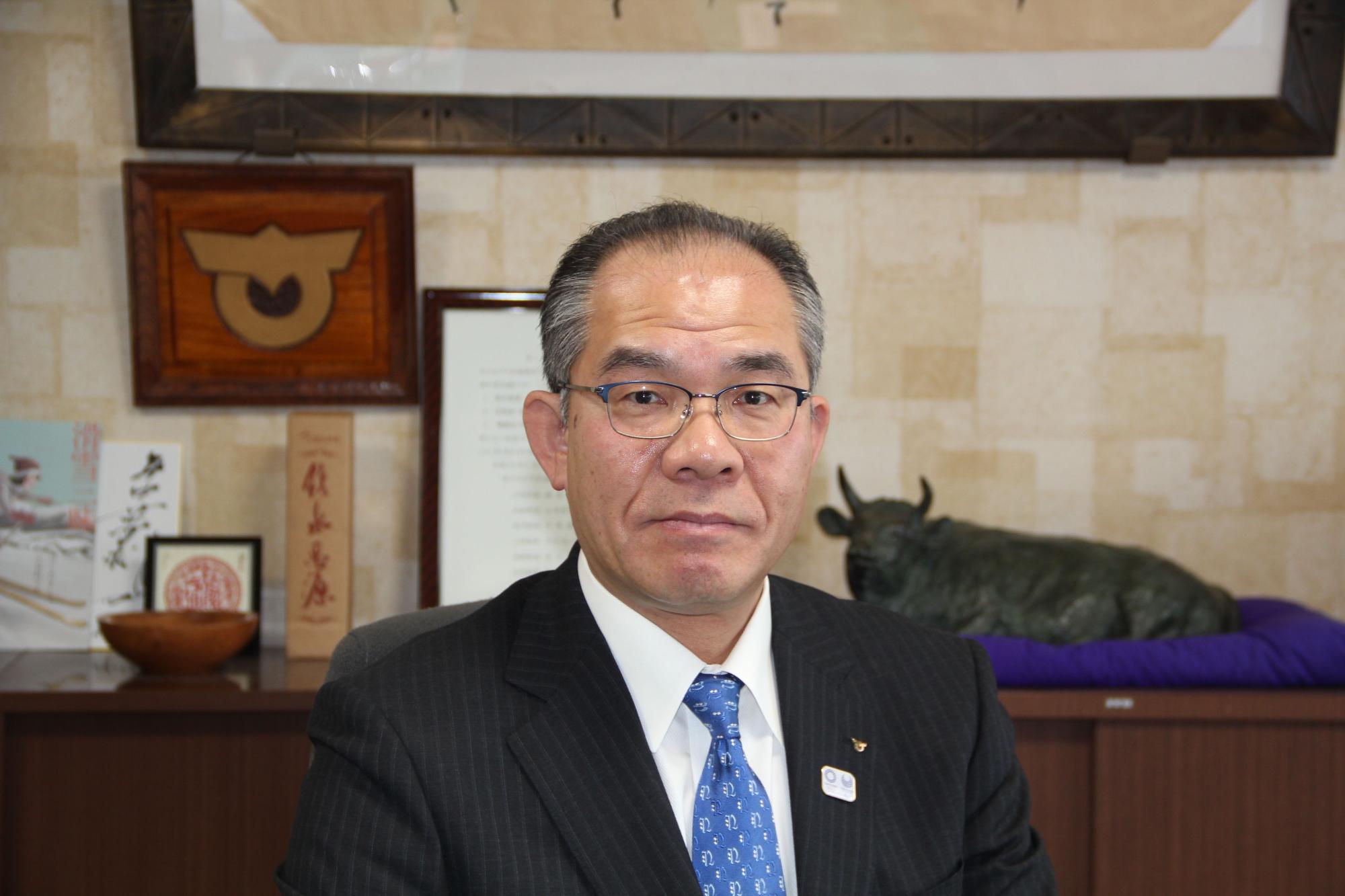 眼鏡をかけたスーツ姿の男性の写真