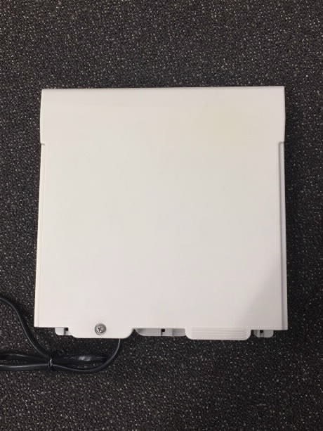 白い四角型の機器を上部から見た写真