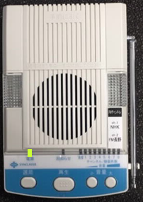 下側にボタンが複数あり中央にスピーカーの穴がある端末機の写真