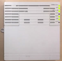 機器上部右側に緑色のランプが複数灯っている端末機の写真