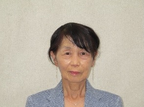 耳飾りを付けている女性の写真