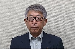 黒縁の眼鏡をかけた男性の写真