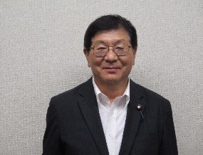 黒のスーツを着て眼鏡をかけている男性の写真