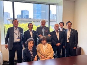 後ろに男性6人、前に女性2人が並んだ記念写真