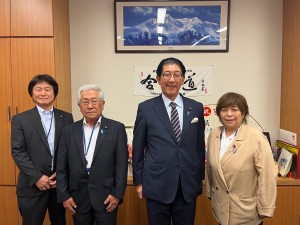 スーツの男女4人が並んでいる写真