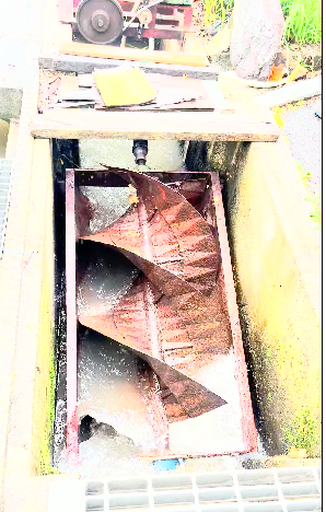 水路に螺旋状の機械が設置されている写真