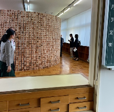 フローリング床の部屋にレンガ模様の壁が設置されている写真