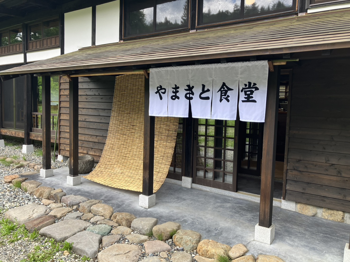 やまさと食堂入り口